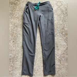 Figs yola skinny scrub pants
Women’s size xxs
Color-graphite